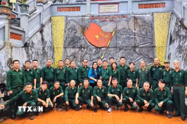 Hội Cựu chiến binh TTXVN chụp ảnh lưu niệm tại Đài tưởng niệm các Anh hùng Liệt sỹ điểm cao 468 (thôn Nặm Ngặt, xã Thanh Thủy, tỉnh Tuyên Quang). (Ảnh: Minh Tâm/TTXVN)