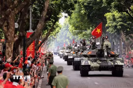 Khối xe Tăng thiết giáp diễu binh trên phố Trần Phú (Hà Nội) trong sự chào đón nồng nhiệt của người dân và du khách trong dịp Đại lễ Quốc khánh 2/9. (Ảnh: Lê Đông/TTXVN)