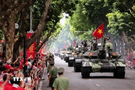Khối xe Tăng thiết giáp diễu binh trên phố Trần Phú (Hà Nội) trong sự chào đón nồng nhiệt của người dân và du khách trong dịp Đại lễ Quốc khánh 2/9. (Ảnh: Lê Đông/TTXVN)