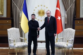 Tổng thống Thổ Nhĩ Kỳ Recep Tayyip Erdogan (phải) trong cuộc gặp người đồng cấp Ukraine Volodymyr Zelensky tại Ankara, ngày 15/5/2025. (Ảnh: THX/TTXVN)