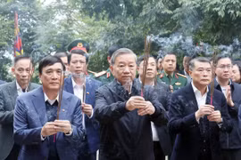 Tổng Bí thư Tô Lâm dâng hương tại Điện Kính Thiên trên đỉnh núi Nghĩa Lĩnh thuộc Khu di tích lịch sử Quốc gia đặc biệt Đền Hùng. (Ảnh: Thống Nhất/TTXVN)