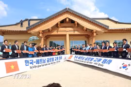 Các đại biểu Hàn-Việt ký lên ngói để cất nóc Nhà Cộng đồng tại Bonghwa. (Ảnh: Khánh Vân/TTXVN)