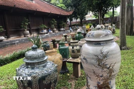 Các sản phẩm gốm, sứ Bát Tràng đặc sắc được trưng bày trong không gian di tích Văn Miếu-Quốc Tử Giám. (Ảnh: Tuyết Mai/TTXVN)