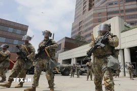 Binh sỹ thuộc Lực lượng Vệ binh Quốc gia Mỹ được triển khai tại thành phố Los Angeles, bang California, ngày 8/6/2025. (Nguồn: THX/TTXVN)