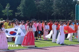 Quang cảnh lễ chào cờ khai mạc giải. (Ảnh: Đức Thắng/TTXVN)