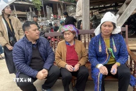 Lãnh đạo Ủy ban Nhân dân xã Mường Giôn (Sơn La) đến thăm hỏi, động viên gia đình các nạn nhân. (Nguồn: TTXVN phát)