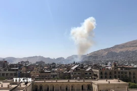 Khói bốc lên sau một vụ không kích tại Damascus, Syria. (Nguồn: THX/TTXVN)