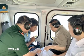 Sáng 28/12, Thủ tướng Phạm Minh Chính đi thị sát, kiểm tra tiến độ thi công tuyến đường bộ cao tốc Cà Mau-Đất Mũi, tuyến giao thông ra đảo Hòn Khoai và Cảng tổng hợp lưỡng dụng Hòn Khoai thuộc xã Đất Mũi, tỉnh Cà Mau. (Ảnh: Dương Giang/TTXVN)