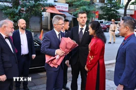 Chủ tịch Hội Chữ thập Đỏ Việt Nam Đỗ Thị Thu Thảo đón Chủ tịch Thượng viện Quốc hội Cộng hòa Séc Milos Vystrcil. (Ảnh: Minh Đức/TTXVN)