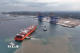 Tàu chở hàng hóa tại cảng Vizhinjam ở Thiruvananthapuram, Ấn Độ. (Nguồn: ANI/TTXVN)