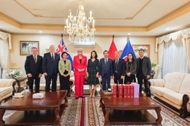 Toàn quyền Sam Mostyn (thứ 4, từ trái sang) và các quan chức Australia chụp ảnh lưu niệm cùng Đại sứ Việt Nam tại Australia Phạm Hùng Tâm (thứ 4, từ phải sang) và các trưởng đại diện cơ quan ngoại giao Việt Nam tại Australia. (Ảnh: TTXVN phát)