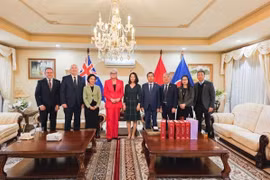 Toàn quyền Sam Mostyn (thứ 4, từ trái sang) và các quan chức Australia chụp ảnh lưu niệm cùng Đại sứ Việt Nam tại Australia Phạm Hùng Tâm (thứ 4, từ phải sang) và các trưởng đại diện cơ quan ngoại giao Việt Nam tại Australia. (Ảnh: TTXVN phát)