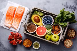 Thay đổi lối sống và chế độ ăn uống có thể giúp hạ huyết áp và giảm nguy cơ mắc bệnh tim. (Nguồn: Tribune)