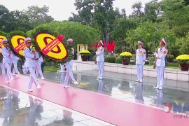 Lãnh đạo Đảng, Nhà nước dâng hương các Anh hùng liệt sỹ và Chủ tịch Hồ Chí Minh.