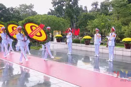Lãnh đạo Đảng, Nhà nước dâng hương các Anh hùng liệt sỹ và Chủ tịch Hồ Chí Minh.