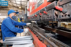 Hoạt động tại xưởng đột dập của Công ty Cổ phần Xuân Hòa, thành phố Phúc Yên, tỉnh Vĩnh Phúc. (Ảnh: Trần Việt/TTXVN)