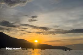 Chèo SUP đón bình minh trên biển Mân Thái đang trở thành một trong những trải nghiệm được nhiều du khách yêu thích khi đến Đà Nẵng. (Nguồn: Vietnam+)