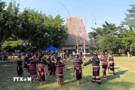 Tiết mục văn hóa, nghệ thuật của các dân tộc Tây Nguyên tại Làng Văn hóa-Du lịch các dân tộc Việt Nam. (Ảnh: Khánh Hòa/TTXVN)