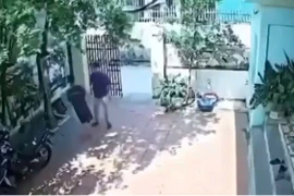 Hình ảnh tại thời điểm người thầy giáo đi xe máy đến nhà và có hành động đánh em học sinh. (Nguồn: Camera an ninh của gia đình ghi lại)