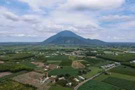Diện mạo nông thôn Tây Ninh ngày càng khởi sắc, từng bước thay da đổi thịt nhờ Chương trình mục tiêu quốc gia xây dựng nông thôn mới. (Ảnh: Giang Phương/TTXVN)