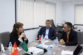 Đại sứ Việt Nam tại Algeria Trần Quốc Khánh trao đổi với đại diện Công ty NTH Agro về tiềm năng hợp tác với các doanh nghiệp xuất khẩu nông sản của Việt Nam. (Ảnh: Mạnh Hùng/TTXVN)