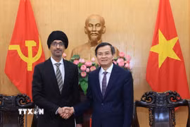 Ông Đoàn Minh Huấn, Ủy viên Bộ Chính trị, Giám đốc Học viện Chính trị Quốc gia Hồ Chí Minh tiếp ông Rajpal Singh, Đại sứ Singapore tại Việt Nam. (Ảnh: Tuấn Anh/TTXVN)