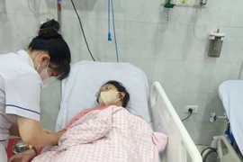 Đội ngũ y, bác sỹ tích cực điều trị cho bệnh nhân bị ngộ độc thực phẩm sau khi ăn bánh mỳ. (Nguồn: Báo Nhân Dân)