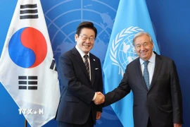 Tổng thống Hàn Quốc Lee Jae Myung (trái) trong cuộc gặp Tổng Thư ký Liên hợp quốc Antonio Guterres tại New York, Mỹ ngày 23/9/2025. (Nguồn: Yonhap/TTXVN)