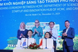 Đại diện Sở Khoa học và Công nghệ Thành phố Hồ Chí Minh và Canva ký kết hợp tác. (Ảnh: Thu Hoài/TTXVN)