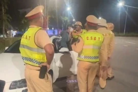 Cảnh sát kiểm tra nam tài xế. (Nguồn: Công an cung cấp)