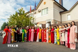 Thành viên Hội phụ nữ Việt Nam tại Belarus trong lễ kỷ niệm. (Nguồn: TTXVN phát)