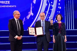 Giáo sư Omar M.Yaghi được trao Giải Đặc biệt VinFuture mùa đầu tiên tại Hà Nội. (Nguồn: VFP)