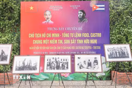 Triển lãm trưng bày nhiều bức ảnh tư liệu quý về mối quan hệ hữu nghị đặc biệt giữa Việt Nam và Cuba qua các thời kỳ lịch sử. (Ảnh: Phan Phương/TTXVN)