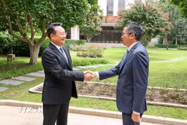Đại sứ Việt Nam tại Trung Quốc Phạm Thanh Bình (phải) hội kiến với Phó Trưởng ban Tuyên truyền Trung ương Đảng Cộng sản Trung Quốc Vương Cương. (Nguồn: TTXVN phát)