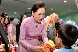 Phu nhân của Chủ tịch Quốc hội, bà Nguyễn Thị Thanh Nga trò chuyện với các em nhỏ. (Nguồn: TTXVN phát)