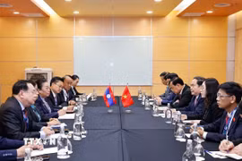 Chủ tịch Quốc hội Trần Thanh Mẫn gặp Phó Chủ tịch Quốc hội Lào Sounthone Xayachack. (Ảnh: Doãn Tấn/TTXVN)