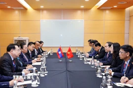 Chủ tịch Quốc hội Trần Thanh Mẫn gặp Phó Chủ tịch Quốc hội Lào Sounthone Xayachack. (Ảnh: Doãn Tấn/TTXVN)