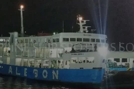 Chìm phà chở hơn 350 người ở Philippines, ít nhất 8 người thiệt mạng