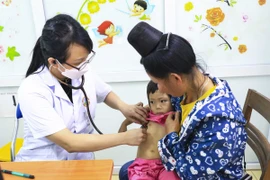 Bác sỹ thăm khám cho bệnh nhân tại Bệnh viện Đa khoa tỉnh Điện Biên.​ (Ảnh: Xuân Tư/TTXVN)