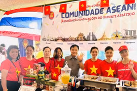 Đại sứ Bùi Văn Nghị cùng các cán bộ, phu nhân Đại sứ quán và Văn phòng Tùy viên Quốc phòng Việt Nam tại Brazil tham gia Hội chợ. (Ảnh: Đại sứ quán Việt Nam cung cấp)