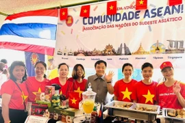 Đại sứ Bùi Văn Nghị cùng các cán bộ, phu nhân Đại sứ quán và Văn phòng Tùy viên Quốc phòng Việt Nam tại Brazil tham gia Hội chợ. (Ảnh: Đại sứ quán Việt Nam cung cấp)