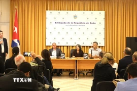 Các đại biểu tại lễ ra mắt sách. (Ảnh: Hải Đăng/TTXVN)