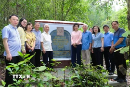 Tổng giám đốc, Chủ tịch Liên chi hội Nhà báo TTXVN Vũ Việt Trang và các đại biểu chụp ảnh tại Khu di tích. (Ảnh: Thành Phương/TTXVN)