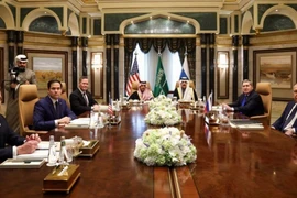 Ngoại trưởng Nga Sergey Lavrov (phải) và Ngoại trưởng Mỹ Marco Rubio (thứ 2, trái) tại cuộc đàm phán ở Riyadh, Saudi Arabia ngày 18/2/2025. (Nguồn: REUTERS/TTXVN)