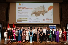 Các nữ trí thức Việt tham gia hoạt động ở Zurich. (Ảnh: Anh Hiển/TTXVN)