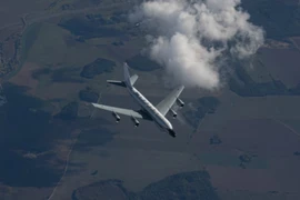 Máy bay giám sát điện tử RC-135 Rivet Joint. (Nguồn: Không quân Hoàng gia Anh)