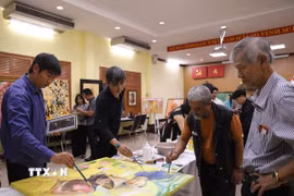 Họa sỹ của hai nước cùng tham gia vẽ tranh chung. (Ảnh: Đỗ Sinh/TTXVN)