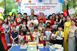 Đại sứ Đinh Ngọc Linh và Chủ tịch Trần Thị Trang cùng cô trò lớp tiếng Việt tại buổi lễ. (Ảnh: Viên Luyến/TTXVN)