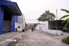 Khu vực chủ sử dụng đất ở thôn Tây Nha (xã Long Hưng) dựng xưởng cho doanh nghiệp thuê sản xuất giày da. (Ảnh: Nguyễn Công Hải/TTXVN)