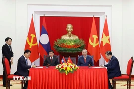 Tổng Bí thư Tô Lâm và Tổng Bí thư, Chủ tịch nước Lào Thongloun Sisoulith chứng kiến lễ ký Thỏa thuận hợp tác giữa Văn phòng Trung ương Đảng Cộng sản Việt Nam và Văn phòng Trung ương Đảng Nhân dân Cách mạng Lào giai đoạn 2026-2030. (Ảnh: Thống Nhất/TTXVN)